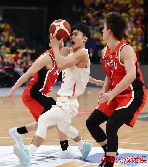 弗格投篮误伤徐杰面部，杨鸣与闫军激烈争执